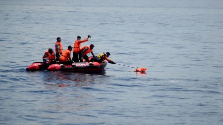 Пассажиры прыгали в море. В Индонезии загорелся паром - «Новости»