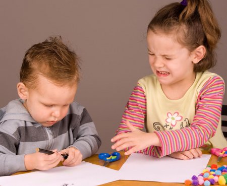 Как научить делиться игрушками с младшим братом/сестрой - « Как воспитывать ребенка»