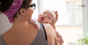Как помочь малышу срыгивать - «Беременность»
