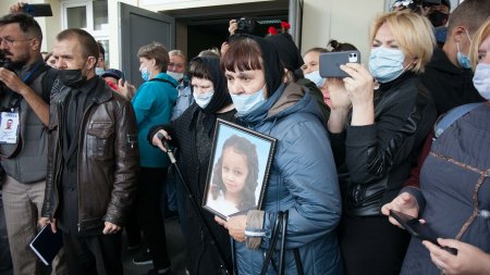 Суд лишил отца и мать убитой в Тюмени школьницы прав на двух других детей - «Новости»