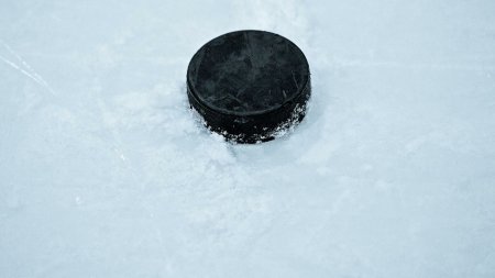 Матч с участием звезд хоккея пройдет на льду Байкала 8 марта - «Новости»