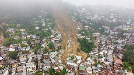 СМИ: число погибших из-за сильных дождей в Бразилии выросло до 94 человек - «Новости»