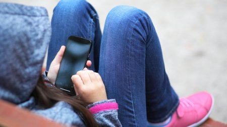 Петербурженка обнаружила откровенную переписку в телефоне 9-летней дочери - «Новости»