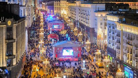 В Москве откроют штабы по сбору новогодних подарков - «Новости»