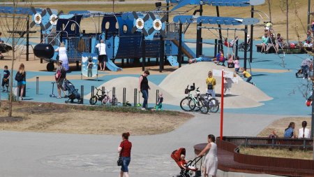 Играть и развиваться: как детские площадки Москвы стали безопасными - «Новости»