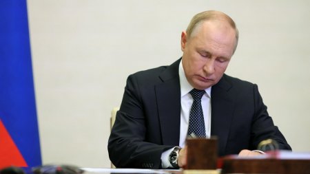 Путин поручил платить детское пособие, несмотря на матположение семьи - «Новости»