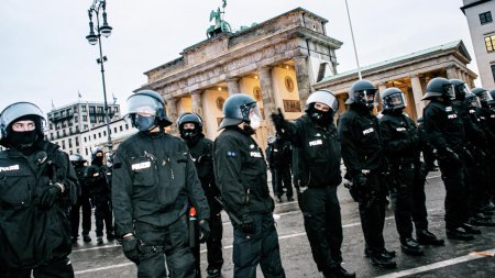 В Берлине при ночных беспорядках пострадали не менее 65 полицейских - «Новости»