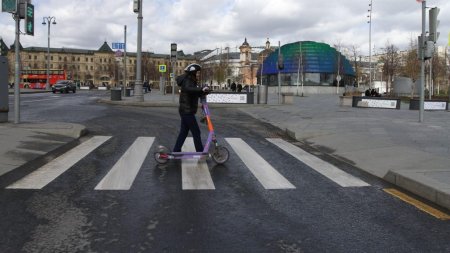 В Госавтоинспекции призывают следить за поездками детей на электросамокатах - «Новости»